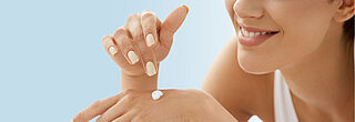 TSHS Referenzbild: Closeup einer Frau die Ihre Hände eincremt