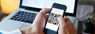 QR-Code auf Handy verlinkt zur Website 