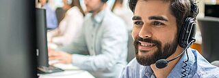 Kundenzentrierung im Callcenter: freundlicher Berater mit Headset - Customer Centricity