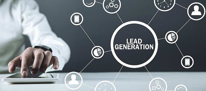 Lead Nurturing: die wichtigsten Stellschrauben, Businessmann mit Handy