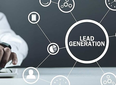 Lead Nurturing: die wichtigsten Stellschrauben, Businessmann mit Handy