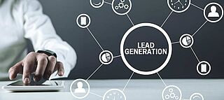 Lead Nurturing: die wichtigsten Stellschrauben, Businessmann mit Handy