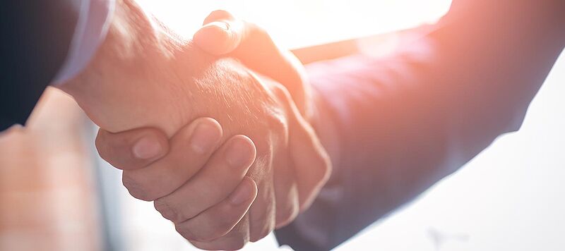 Hände schütteln: Geschäftsabschluß gute Zusammenarbeit