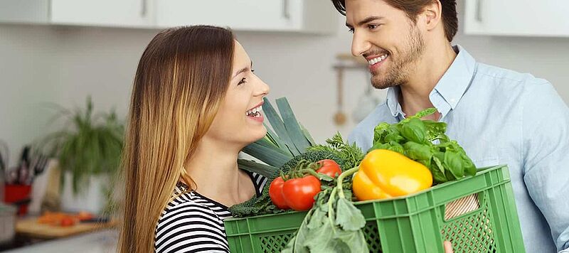 Couple kauft Lebensmittel online aus dem regionalen Einzelhandel, der geschlossen ist wegen Corona