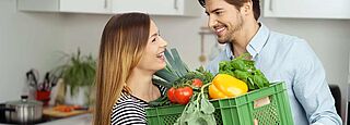 Couple kauft Lebensmittel online aus dem regionalen Einzelhandel, der geschlossen ist wegen Corona