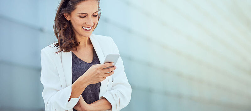 Google Mobile First Index - Businessfrau mit Handy in der Hand