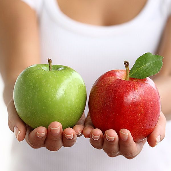 Grüner und roter Apfel in 2 Händen