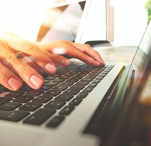 Erstellung von B2B-Content am Laptop