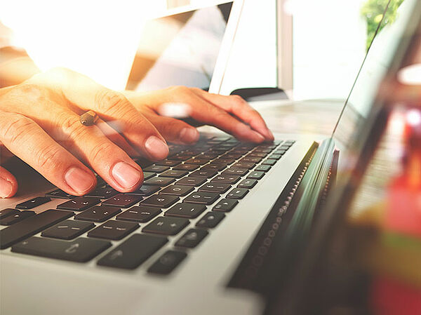 Erstellung von B2B-Content am Laptop