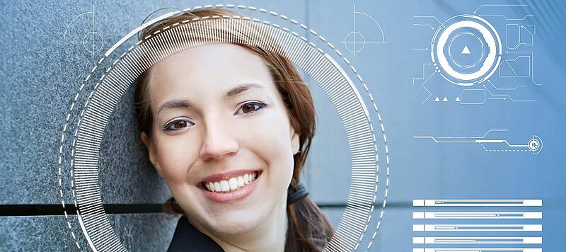 Kopf einer lächelnden Frau im Fokus: personalisierte Kommunikation