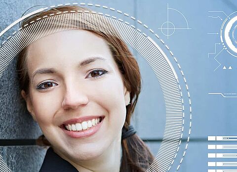 Kopf einer lächelnden Frau im Fokus: personalisierte Kommunikation
