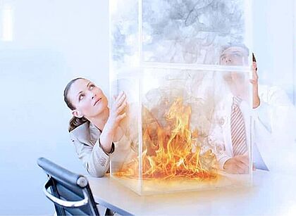 Wagner Teaser-Grafik: Frau hält Feuer im Glas
