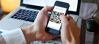 QR-Code auf Handy verlinkt zur Website