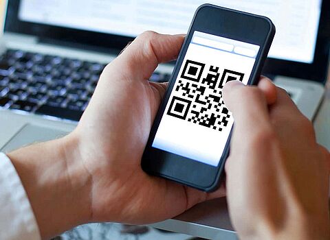 QR-Code auf Handy verlinkt zur Website